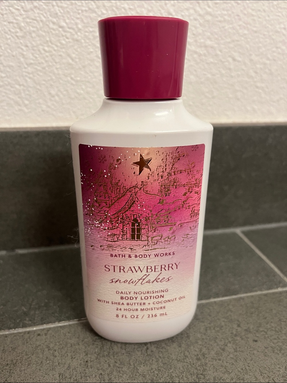 Bath & Body Works Strawberry Snowflakes Body Lotion - Pink